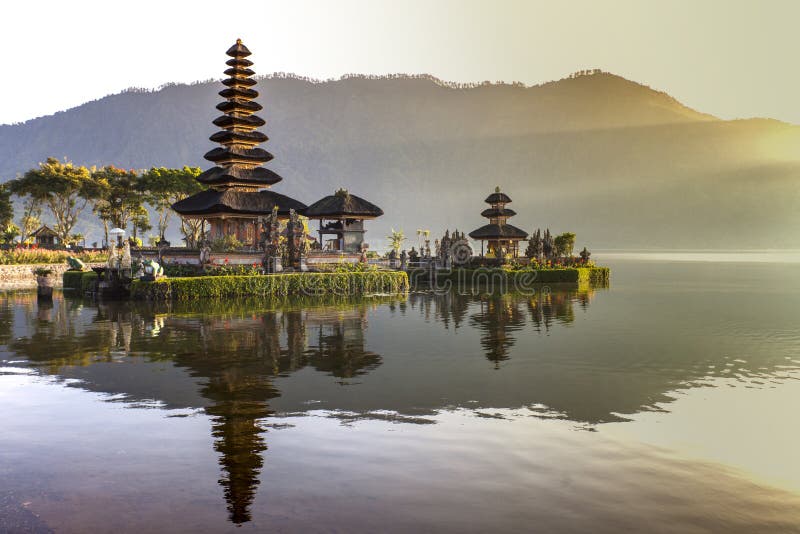 Pura Ulun Danu Bratan, Hindoese tempel op Bratan-meer, Bali, Indone stock afbeelding Pura Ulun Danu Bratan, Hindoese tempel op Bratan-meer, Bali, Indone stock afbeelding