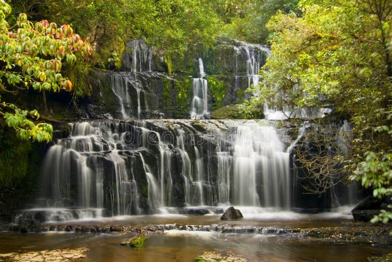 Purakaunui faller i det Catlins området av Otago, Nya Zeeland royaltyfri bild Purakaunui faller i det Catlins området av Otago, Nya Zeeland royaltyfri bild
