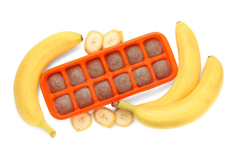 Puree bananowe w lodówce i składniki na białym tle widok z góry. gotowy do zamrożenia. Puree bananowe w podajniku na lód i składniki w tle.