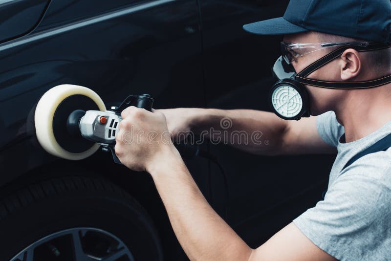 Limpador De Automóveis Em Respirador E óculos Protetores, Polimento De  Carro Imagem de Stock - Imagem de amortecedor, ferramenta: 199179015