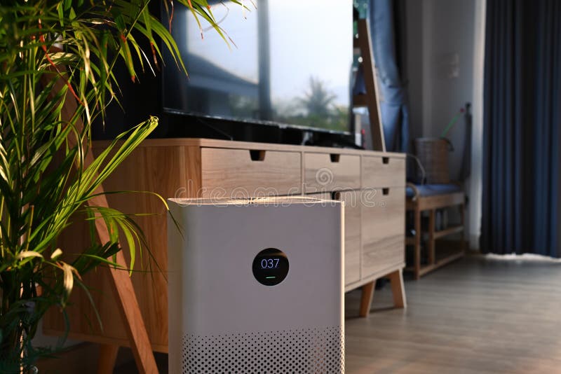 Purificateur d'air portatif sur sol en bois dans une maison confortable pour améliorer la qualité de l'air et une vie saine.