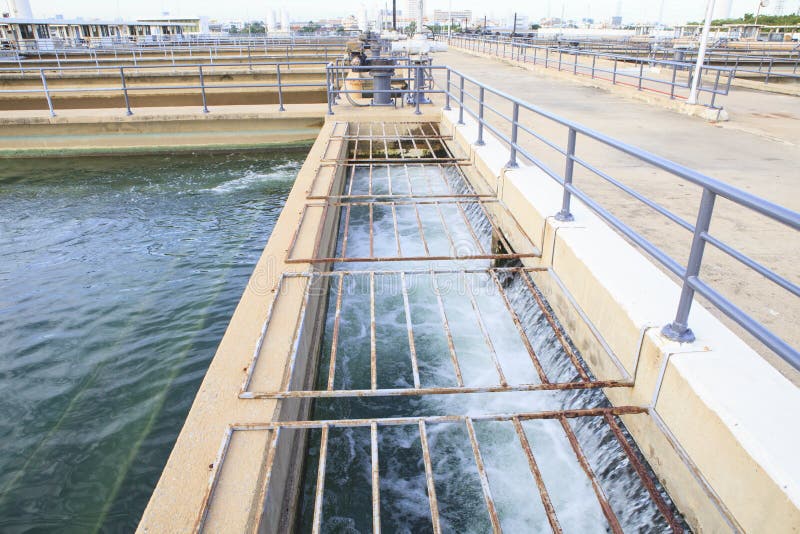 Puro e agua potável que fluem na propriedade da indústria do sistema hidráulico
