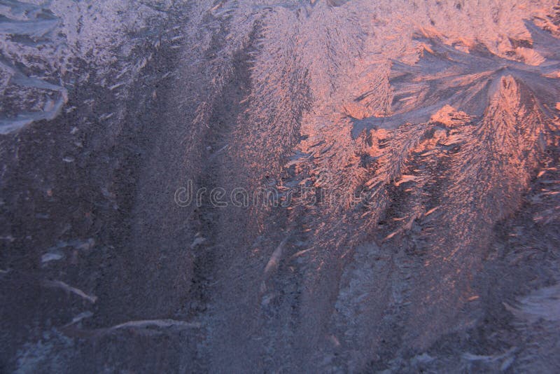 Purper-roze ijzige patroonachtergrond Textuur van vorstpatronen De winter ijzige purpere patronen op glas stock afbeelding Purper-roze ijzige patroonachtergrond Textuur van vorstpatronen De winter ijzige purpere patronen op glas stock afbeelding