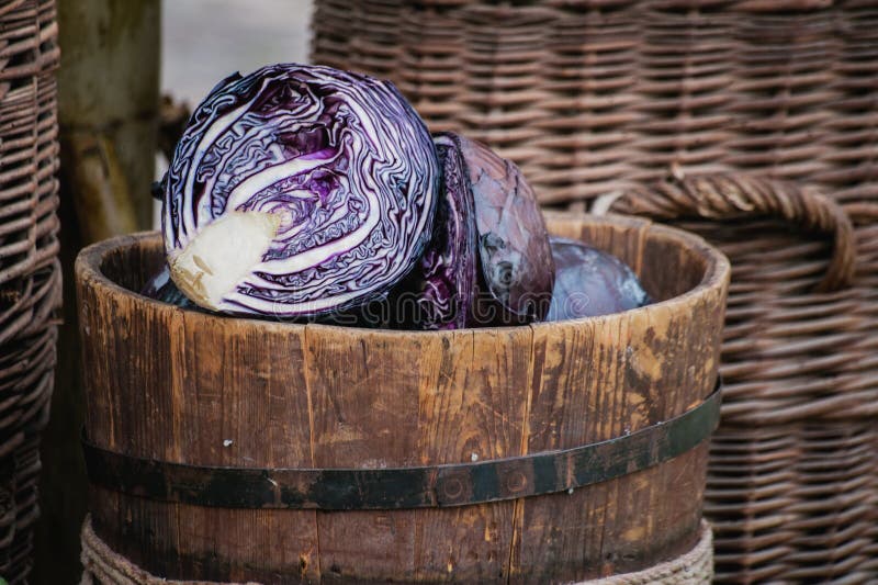 Purpere die kool op marktplaats wordt verkocht royalty-vrije stock fotografie Purpere die kool op marktplaats wordt verkocht royalty-vrije stock fotografie