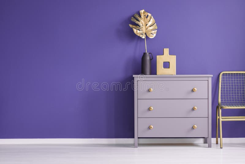 Purpere en gouden woonkamer royalty-vrije stock afbeelding Purpere en gouden woonkamer royalty-vrije stock afbeelding