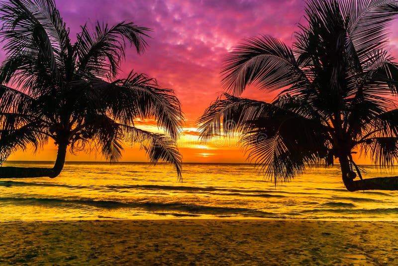 Purpere zonsondergang op tropisch strand op Koh Kood-eiland in Thailand royalty-vrije stock afbeeldingen Purpere zonsondergang op tropisch strand op Koh Kood-eiland in Thailand royalty-vrije stock afbeeldingen