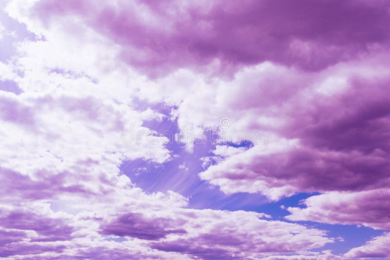 Một bức ảnh tuyệt đẹp được tạo ra từ sự kết hợp của mây tím trên bầu trời xanh. Bầu trời đẹp thế này chắc chắn sẽ là một lưu niệm đẹp trong đời của bạn. Hãy cùng chiêm ngưỡng nó để cảm nhận được sự tuyệt vời tự nhiên này.