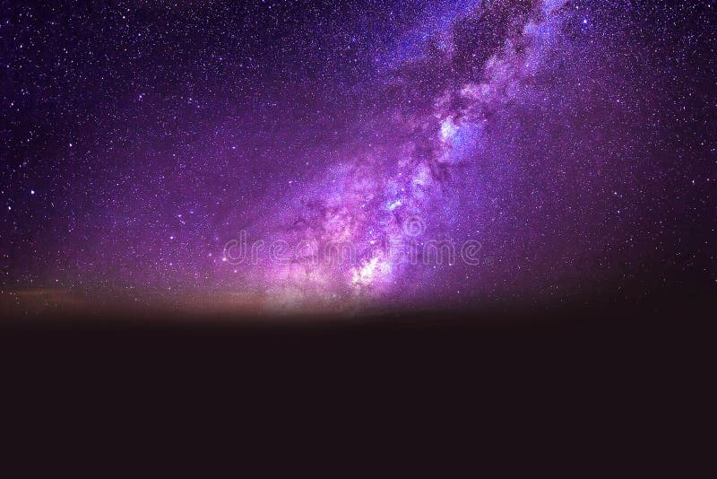 Khám phá không gian vô tận trong bầu trời đêm tím thật tuyệt vời. Thiên hà cuồn cuộn, bầu trời xanh kỳ ảo, và vũ trụ lần lữa sắc màu đầy mình. Hình ảnh pano sẽ giúp bạn trang trí không gian sống thật ấn tượng và độc đáo.