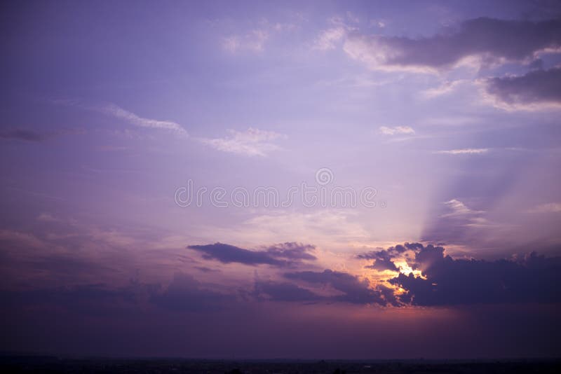 Bella viola cielo con il sole scendere od a destra.