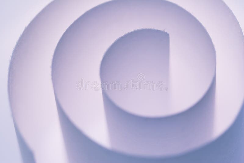 Una spirale formata da un pezzo di carta poco profonda attenzione per il suo effetto.