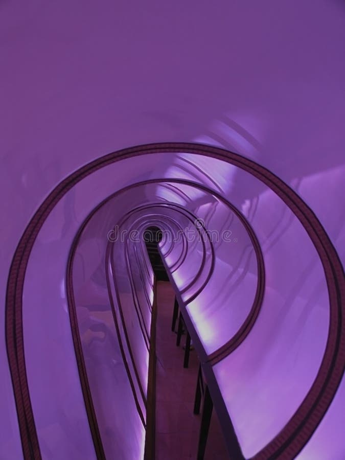 Púrpura túnel en un restaurante, cual capaz un piso usado en muchos forma cómo diseno elemento o fotomontaje.