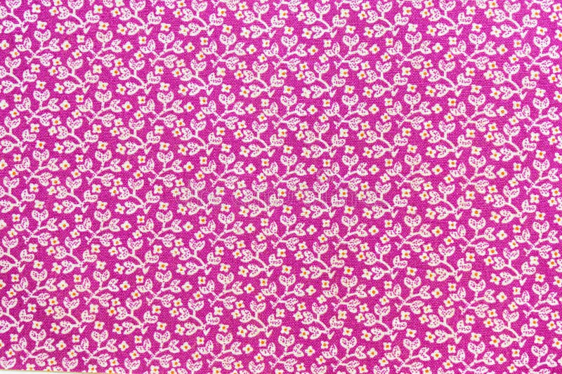 Purpurer Stoffuntergrund mit kleinen weißen Blumenmustern stockbilder