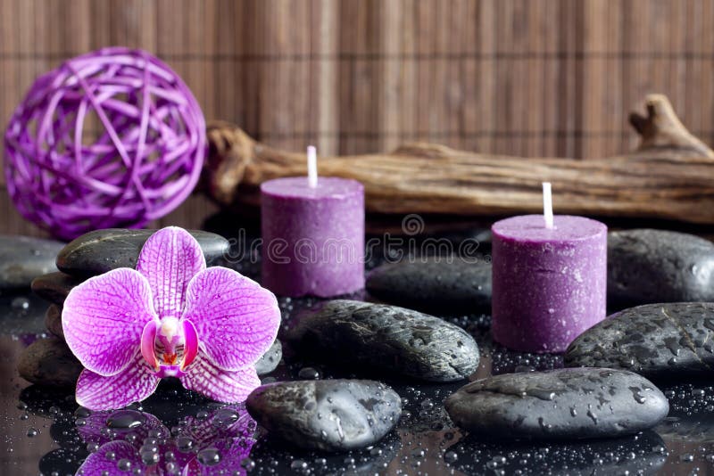 Purpurowy storczykowy świeczek i zen kamieni zdroju pojęcie fotografia royalty free