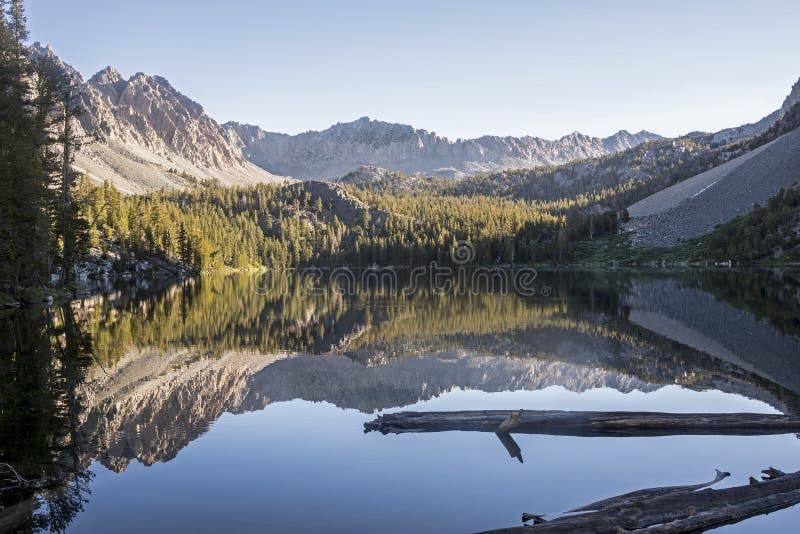 Purpurrote See-Sonnenaufgang-Reflexion, John Muir Wilderness, Kalifornien lizenzfreie stockfotos Purpurrote See-Sonnenaufgang-Reflexion, John Muir Wilderness, Kalifornien lizenzfreie stockfotos