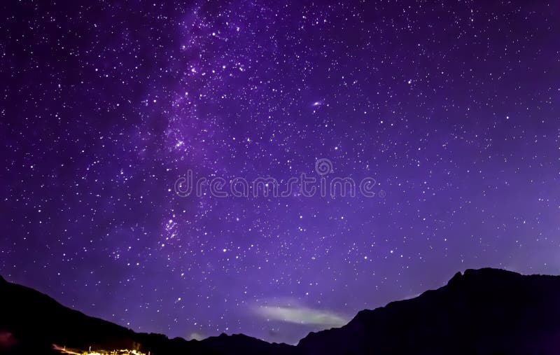 Purpurrote Sterne des nächtlichen Himmels Milchige Übergangsberge