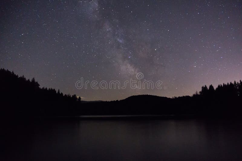 Purpurrote Sterne des nächtlichen Himmels über Gebirgssee Milchstra?egalaxie in der sternenklaren Nacht des Sommers stockfoto Purpurrote Sterne des nächtlichen Himmels über Gebirgssee Milchstra?egalaxie in der sternenklaren Nacht des Sommers stockfoto
