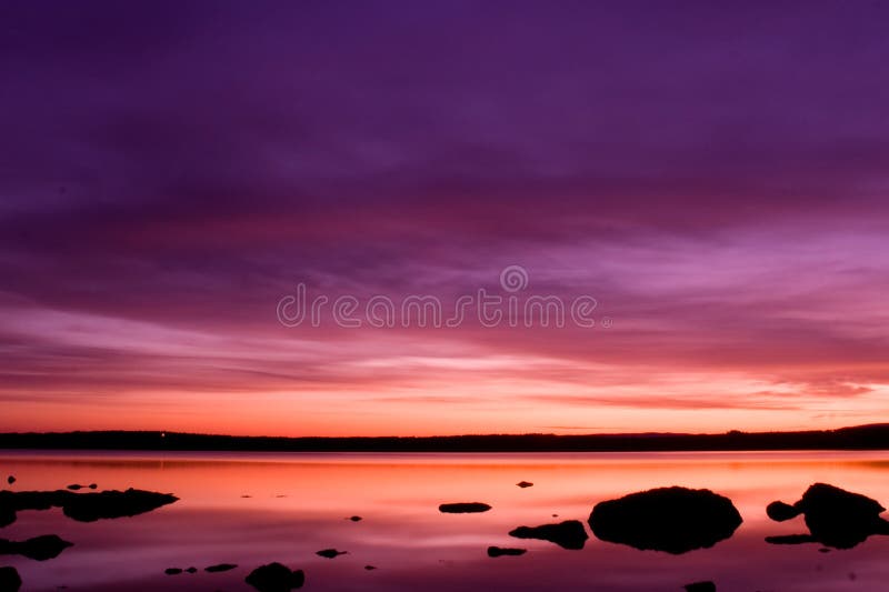 Purpurroter Sonnenuntergang über Meer lizenzfreie stockfotografie Purpurroter Sonnenuntergang über Meer lizenzfreie stockfotografie