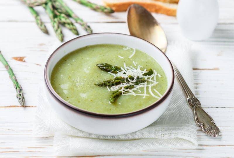 Purè della minestra dell'asparago Dieta sana cucina vegetariana