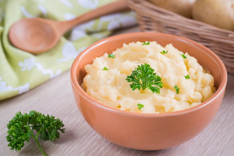 Purè di patate in ciotola e merce nel carrello fresca delle patate fotografia stock Purè di patate in ciotola e merce nel carrello fresca delle patate fotografia stock