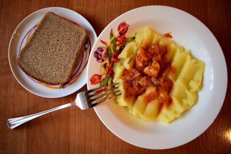Pur? di patate con carne, le cipolle e le carote fritte immagine stock Pur? di patate con carne, le cipolle e le carote fritte immagine stock