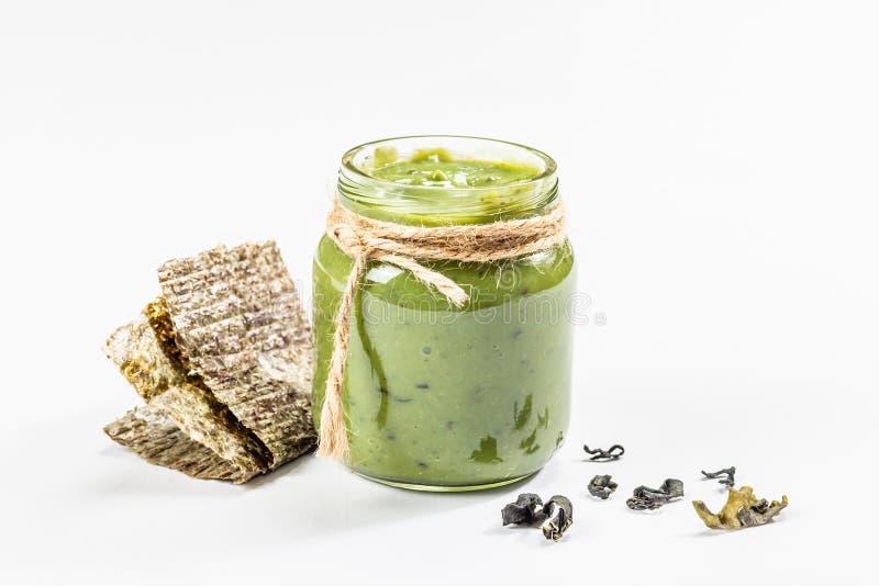 Puré de kelp en jerga aislado en fondo blanco. superalimentos saludables a partir de algas oceánicas imagenes de archivo