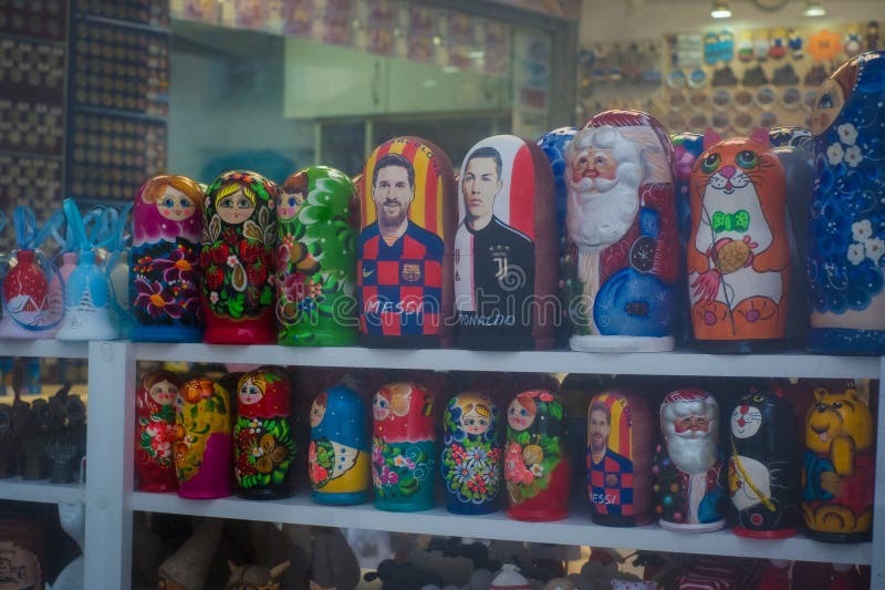 Puschka-Puppen oder Matrioshka im Sichtfenster stockfoto