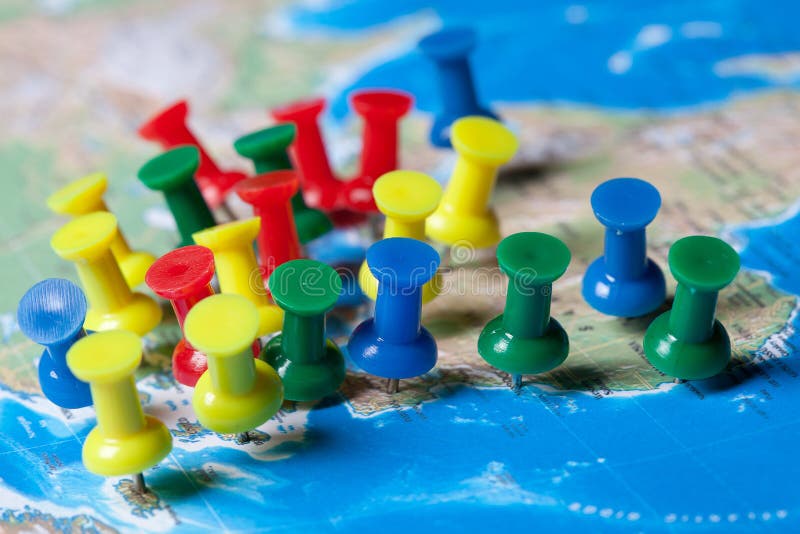 Pushpins demais em um mapa fotografia de stock Pushpins demais em um mapa fotografia de stock