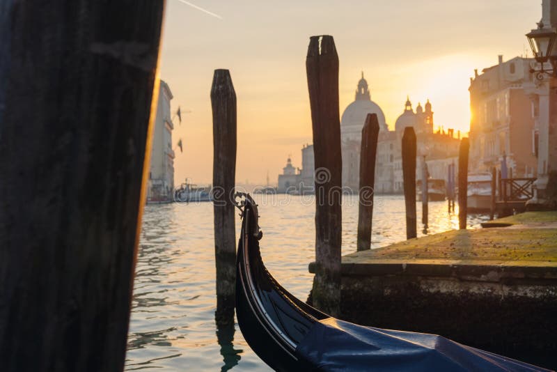 Pusta gondola przy molem przy zmierzchem zdjęcia stock Pusta gondola przy molem przy zmierzchem zdjęcia stock