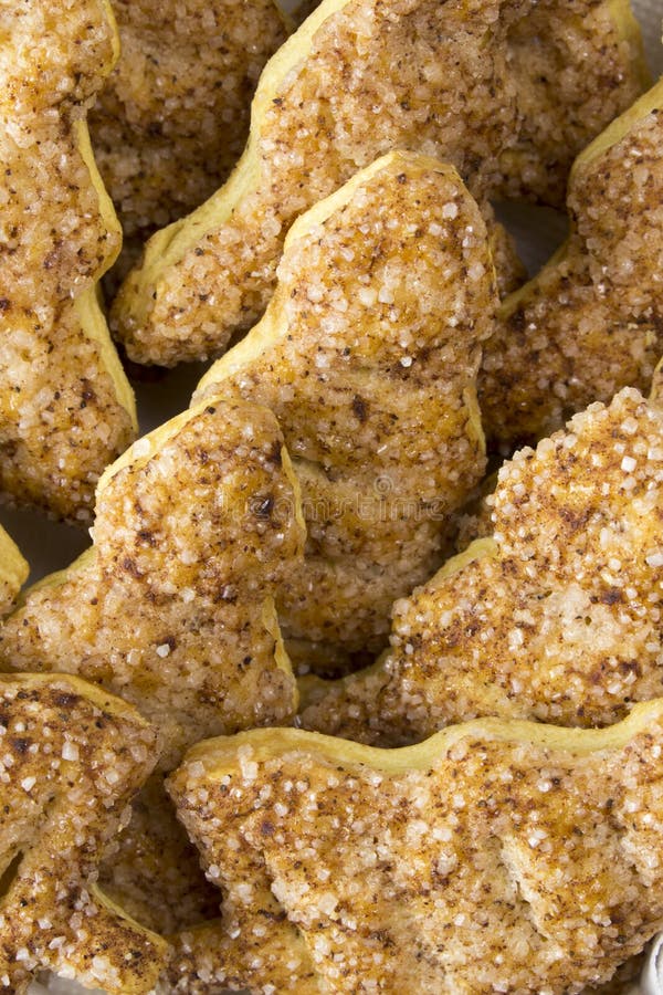 Pusta kakor i formen av en julgran, granträdet med socker och kanel, bakgrundstapet royaltyfria bilder Pusta kakor i formen av en julgran, granträdet med socker och kanel, bakgrundstapet royaltyfria bilder