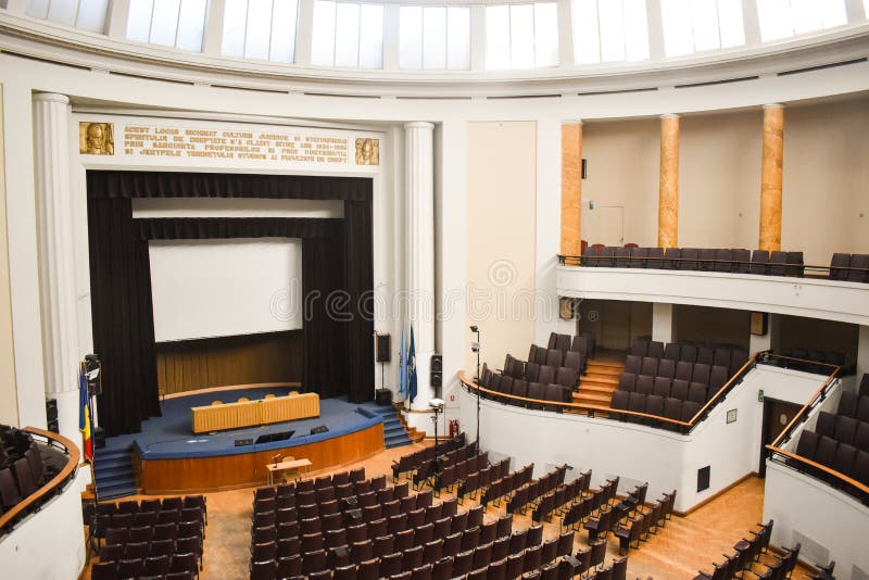 Pusta sala konferencyjna przygotowywał dla szczytów gości z unią europejską i NATO-WSKI flagami Przestronny audytorium z rzędami obrazy stock Pusta sala konferencyjna przygotowywał dla szczytów gości z unią europejską i NATO-WSKI flagami Przestronny audytorium z rzędami obrazy stock