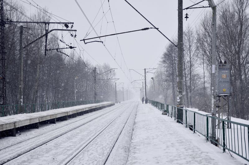 Pusta stacja kolejowa w ciężkim opadzie śniegu z gęstą mgłą Kolejowi poręcze iść daleko od w białej mgle śnieg Pojęcie kolej fotografia royalty free Pusta stacja kolejowa w ciężkim opadzie śniegu z gęstą mgłą Kolejowi poręcze iść daleko od w białej mgle śnieg Pojęcie kolej fotografia royalty free
