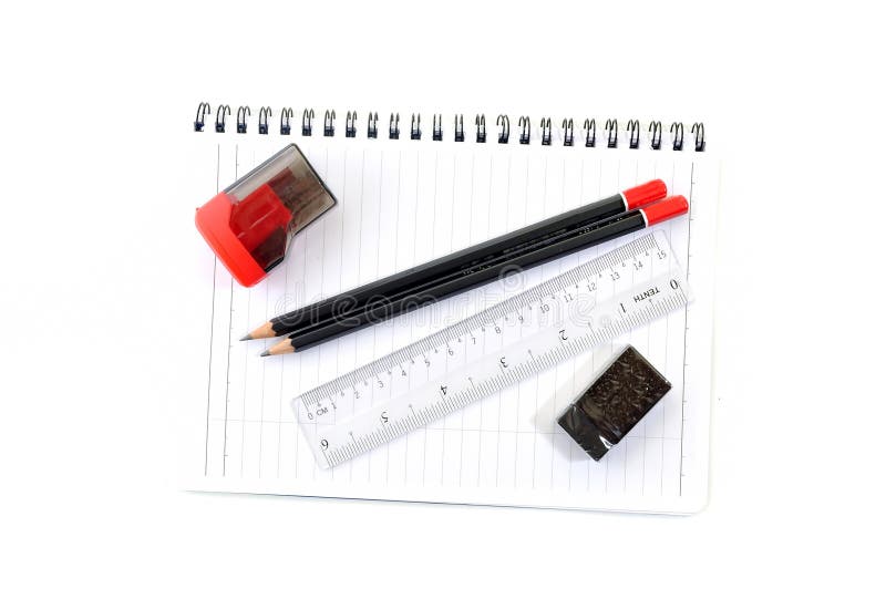 На столе лежит линейка карандаш. Линейка карандаш ластик. Линейка карандаш стерка. Ручка карандаш линейка ластик. Эскиз карандаша ластика и линейки карандашом.