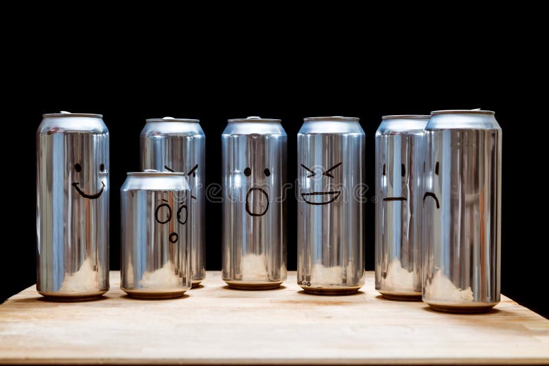 Puste aluminiowe puszki jako społeczeństwo Zamiast stawia czoło smilies rysujących na gracie Emoji uśmiechu gniewny zdziwiony roz fotografia stock Puste aluminiowe puszki jako społeczeństwo Zamiast stawia czoło smilies rysujących na gracie Emoji uśmiechu gniewny zdziwiony roz fotografia stock