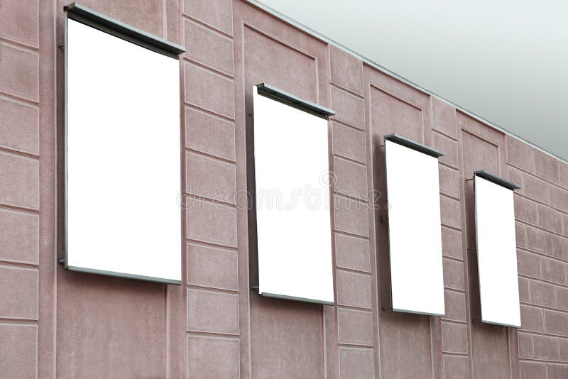 Puste banery na fasadzie budynku. projektowanie płyt reklamowych
