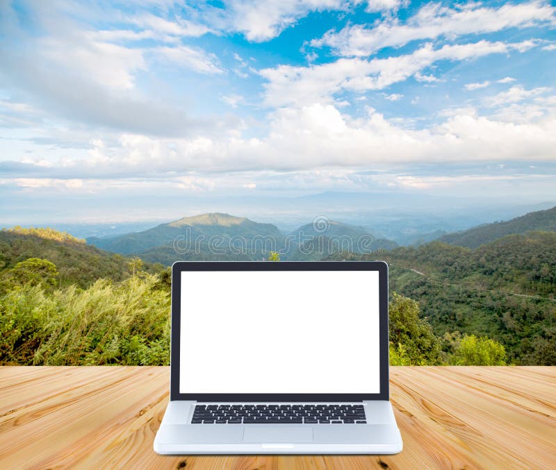 Pustego ekranu laptop na drewnie z górą i niebieskim niebem zdjęcie royalty free Pustego ekranu laptop na drewnie z górą i niebieskim niebem zdjęcie royalty free