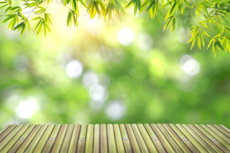 Pusty bambusa stół na tle wierzchołek naturalnego bokeh światło zdjęcie royalty free