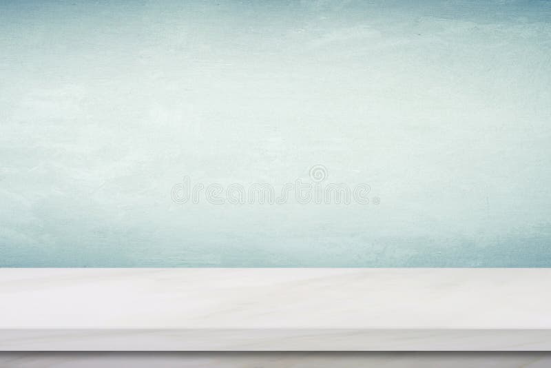Pusty bielu marmuru stół nad zieleń cementu ściany tłem