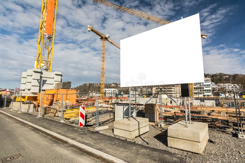 Pusty billboard przed żurawiami na wielkiej budowie zdjęcie stock Pusty billboard przed żurawiami na wielkiej budowie zdjęcie stock