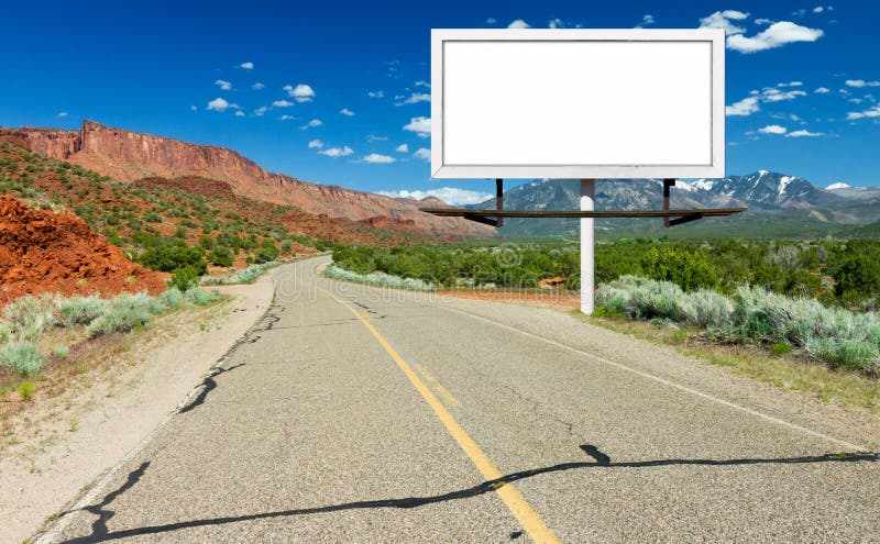 Pusty billboardu znak autostradą w pustyni