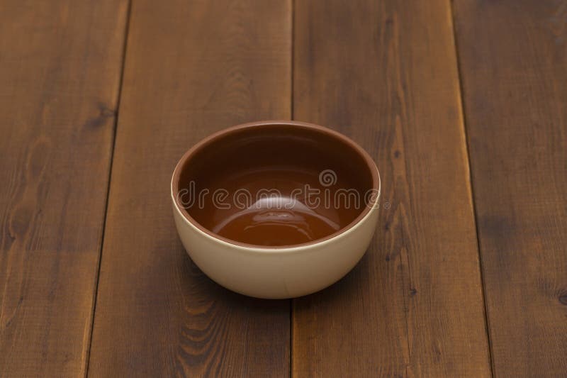Pusty ceramiczny puchar na drewnianym stole, odgórny widok obrazy royalty free Pusty ceramiczny puchar na drewnianym stole, odgórny widok obrazy royalty free