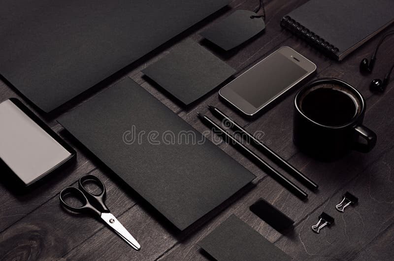 Pusty czarny korporacyjny materiały z telefonem na ciemnym eleganckim drewnianym tle, pochylającym, zbliżenie fotografia stock