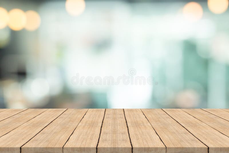 Pusty drewniany stołowy wierzchołek na zamazanym tle, przestrzeń dla montażu pro fotografia royalty free Pusty drewniany stołowy wierzchołek na zamazanym tle, przestrzeń dla montażu pro fotografia royalty free