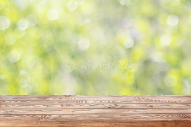 Pusty drewniany stołowy wierzchołek na zamazanym wiosny tle z bokeh. Opróżnia drewnianego countertop na zamazanym wiosny tle z bokeh Dla produktu pokazu montażu lub projekta projekta układu
