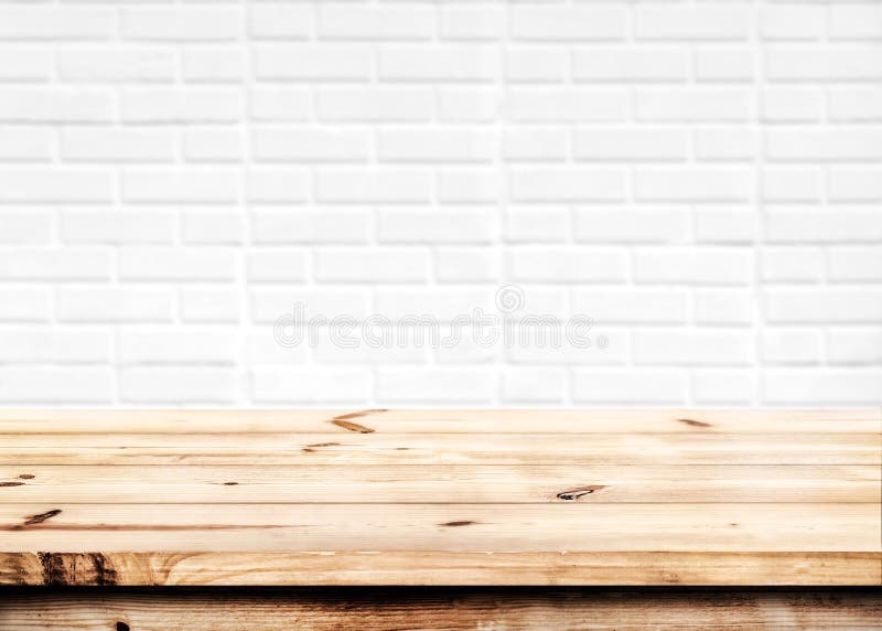 Pusty drewniany stół z białym ściana z cegieł tłem zdjęcie stock Pusty drewniany stół z białym ściana z cegieł tłem zdjęcie stock