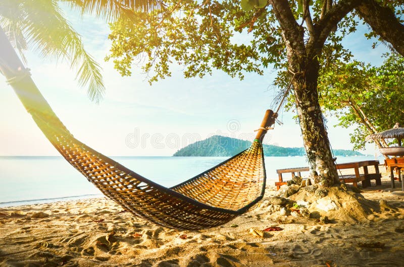Pusty hamak między drzewkami palmowymi na tropikalnej plaży Raj wyspa dla wakacji i relaksu