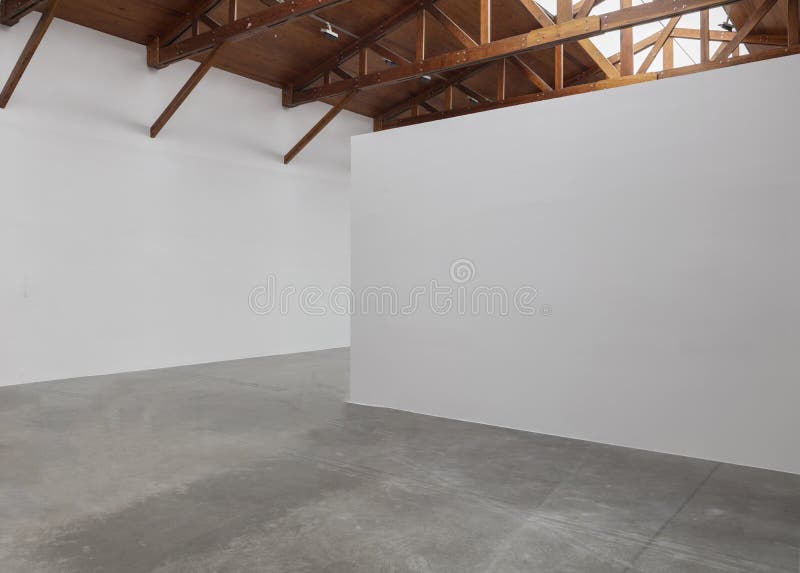 Pusty izbowy galeria sztuki z drewnianą sufitu i betonu podłogą