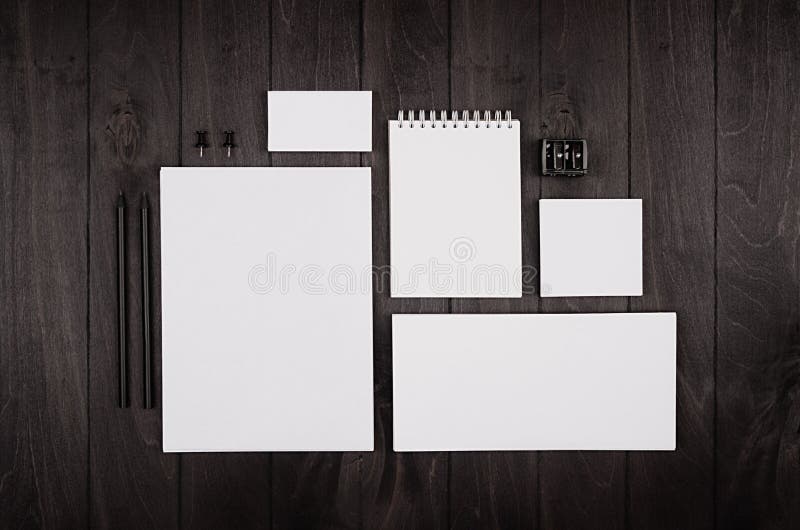 Pusty korporacyjny materiały na czarnym eleganckim drewnianym tle Oznakować próbny dla oznakować, projektant grafik komputerowych zdjęcia stock
