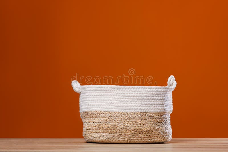 Pusty koszyk wiklinowy przy brązowej ścianie obrazy royalty free