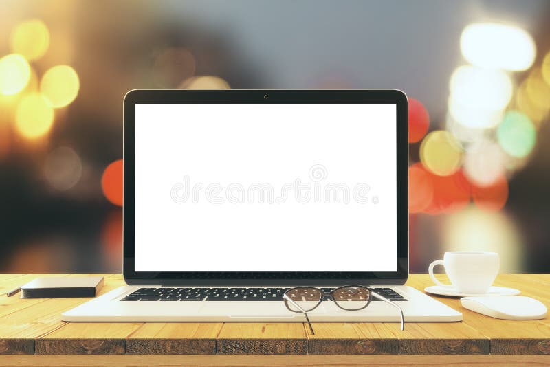 Pusty laptopu ekran na drewnianym stole z eyeglasses i filiżanką c zdjęcia royalty free