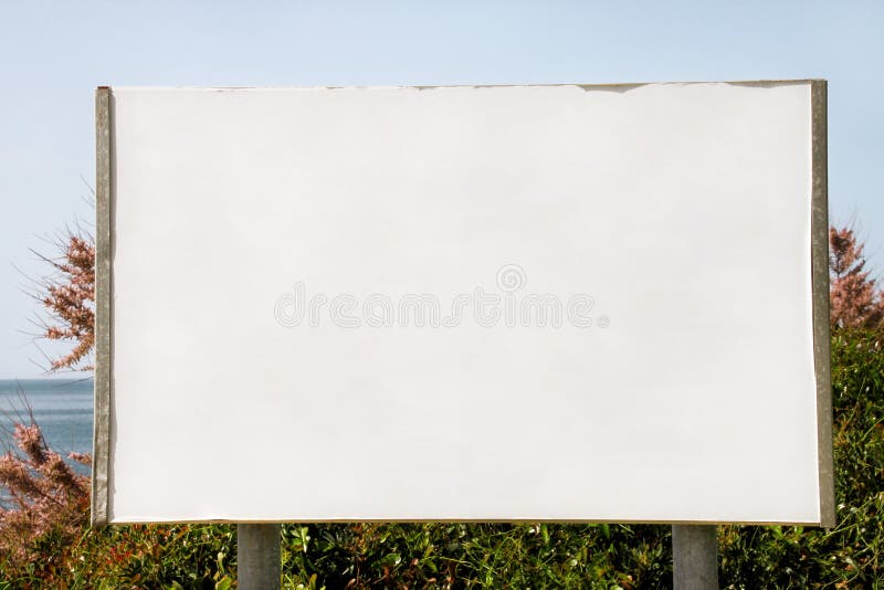 Pusty reklamowego billboarda pokaz i stół, morze w tle Reklamowe agencje obrazy stock Pusty reklamowego billboarda pokaz i stół, morze w tle Reklamowe agencje obrazy stock